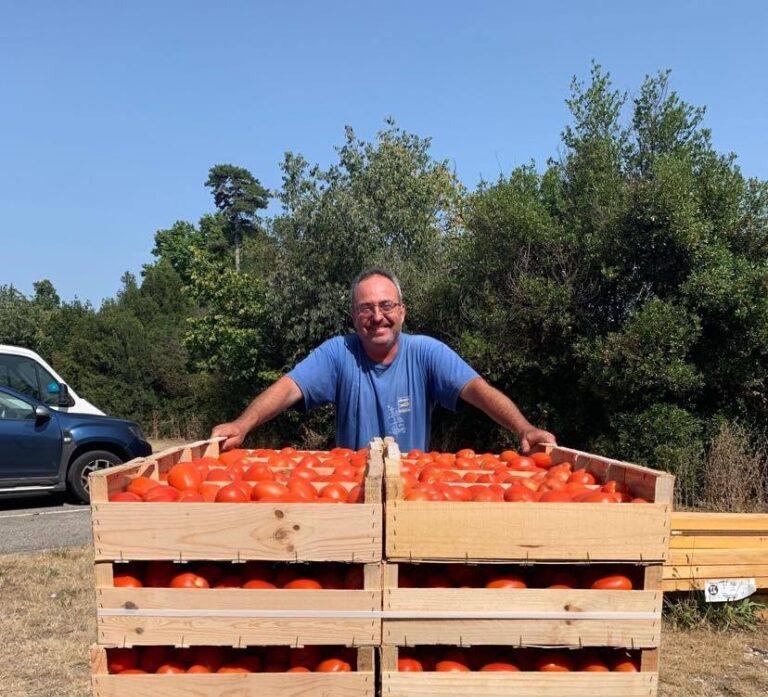 Nicholas Paszière derrière une caise de tomate 